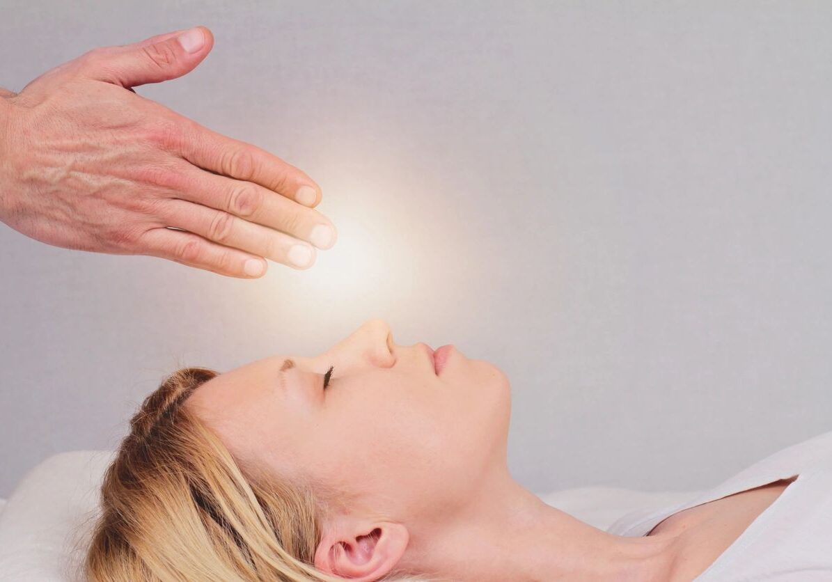 Attractive young woman having reiki healing treatment , alternative  medicine concept. SSUCv3H4sIAAAAAAAEAOy9B2AcSZYlJi9tynt/SvVK1+B0oQiAYBMk2JBAEOzBiM3mkuwdaUcjKasqgcplVmVdZhZAzO2dvPfee++999577733ujudTif33/8/XGZkAWz2zkrayZ4hgKrIHz9+fB8/In7xb5yk6UeTrCmmHz1K+S/6uyjLddPWWVtUS/p4Z6Sf57OireoiK/EhPvsl/M1HTZu16yZvAEI/mmZtfkFt5UN93/TzPfk7NV/wl